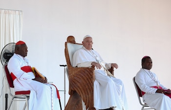 El papa Francisco abordó las dificultades de su papel y pidió apoyo en Papúa Nueva Guinea (REUTERS/Guglielmo Mangiapane)