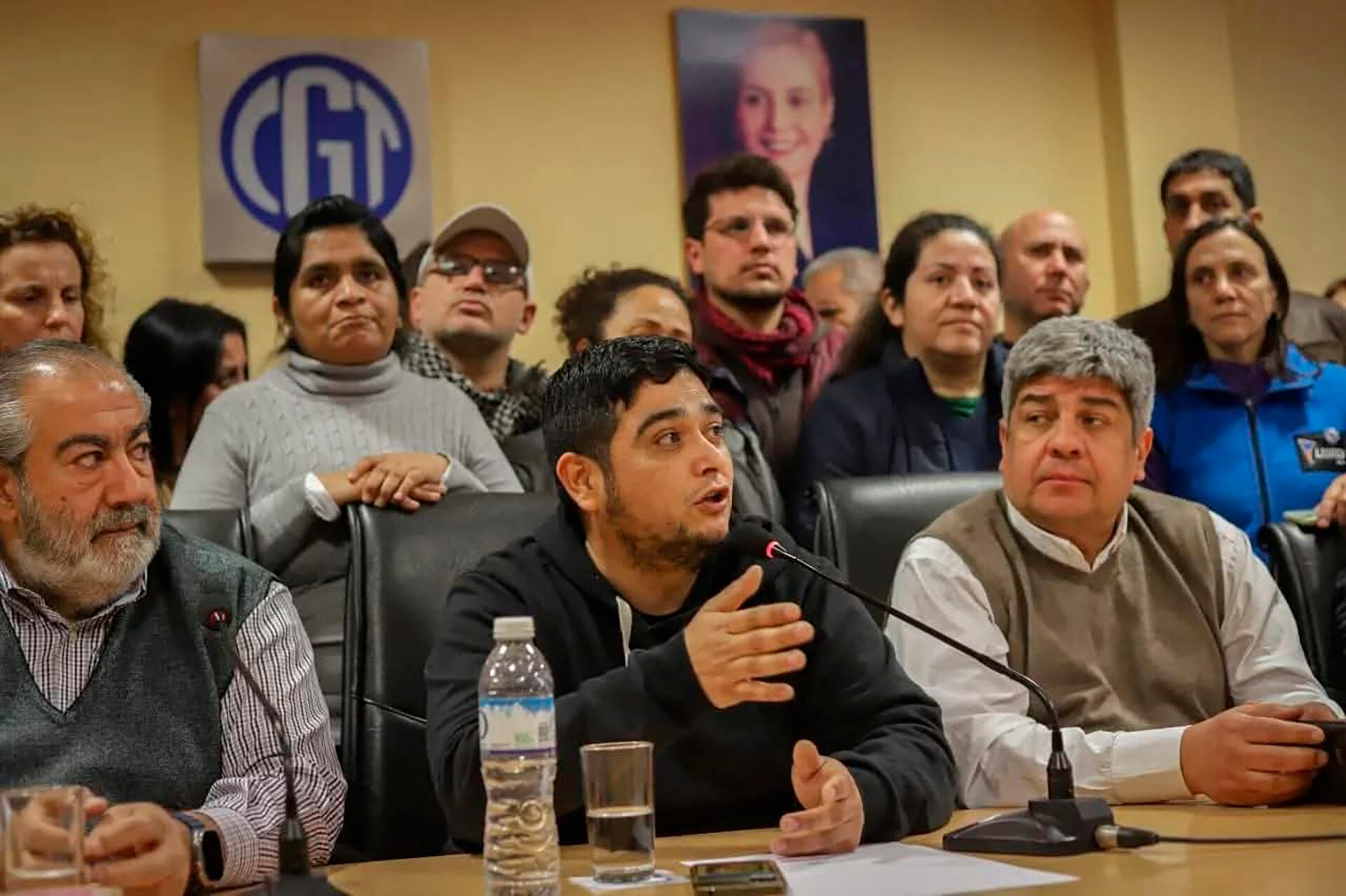 Alejandrp gramajo (centro) junto a los lídreres de la CGT