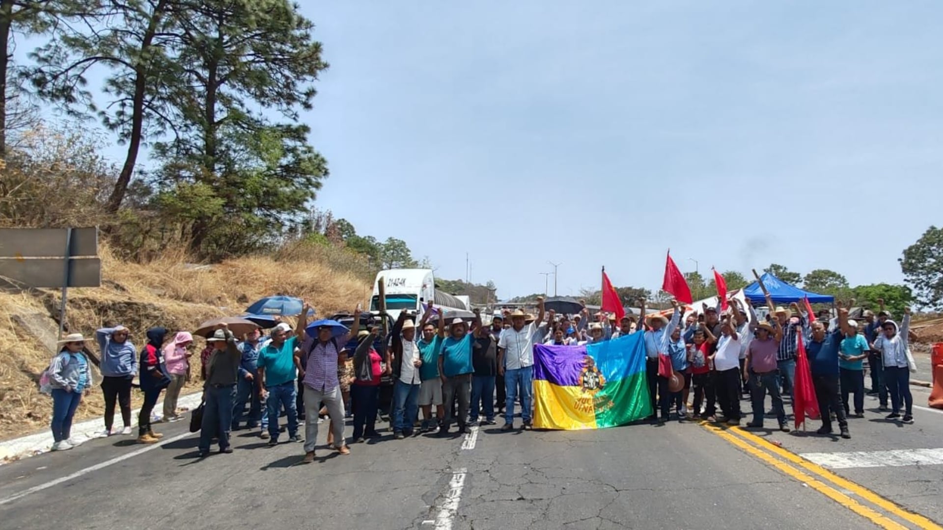 Integrantes de comunidades indígenas bloquean una carretera en México para exigir justicia, seguridad y protección ambiental. (@CNI_Mexico)