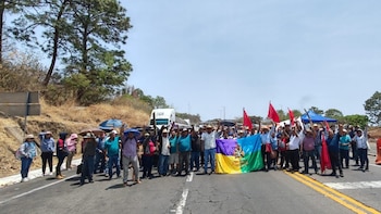 Toman autopistas y carreteras en Michoacán para exigir a Sheinbaum detener crisis ambiental causada por planta geotermoeléctrica