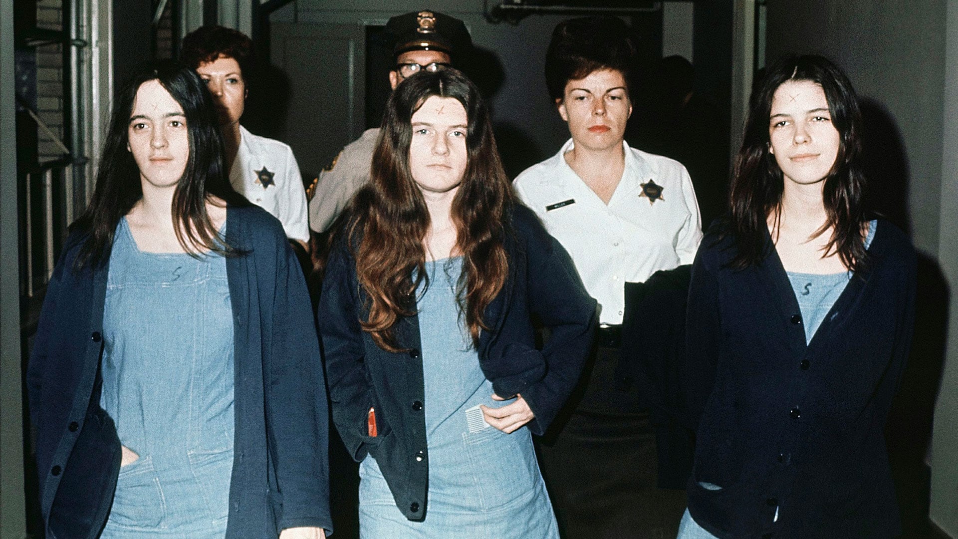 Las tres llegaron al tribunal con una X tallada en la frente, un gesto de lealtad a Manson que resumía hasta dónde había llegado su sometimiento. Sus destinos, sin embargo, tomaron caminos muy distintos (AP Photo, File)