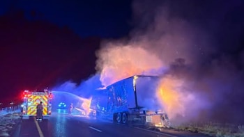 Rescatan a 39 migrantes de un tráiler que evadió un control en Texas y terminó en llamas tras una persecución
