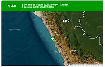 Mapa de Perú con un panel verde superior que detalla un sismo y una estrella verde marcada en la zona costera