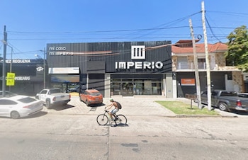 La esquina de 31 y 527, en La Plata donde motochorros asaltaron a un empleado de Imperio (Google Maps)