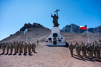 Militares argentinos y chilenos posan