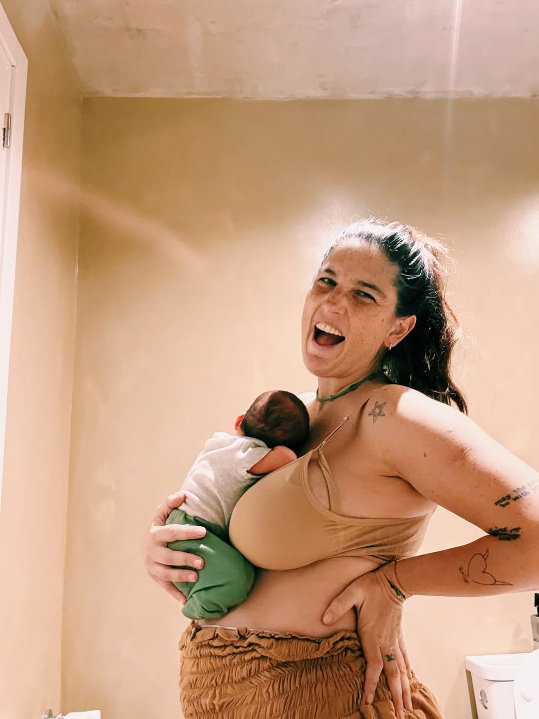 La actriz reconoció un aumento de peso significativo durante el embarazo y compartió que aún no puede volver a usar su ropa habitual