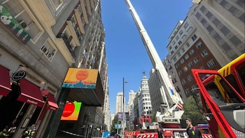 Un incendio en un restaurante de la Gran Vía (Madrid) moviliza a los servicios de emergencia y obliga a cortar el tráfico