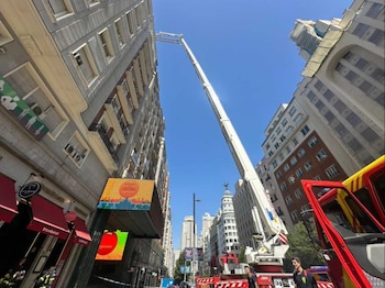 El despliegue de Bomberos de Madrid para extinguir un incendio en Gran Vía (Emergencias Madrid)