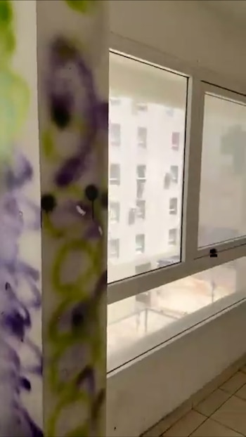 Paredes grafiteadas y destruidas: así