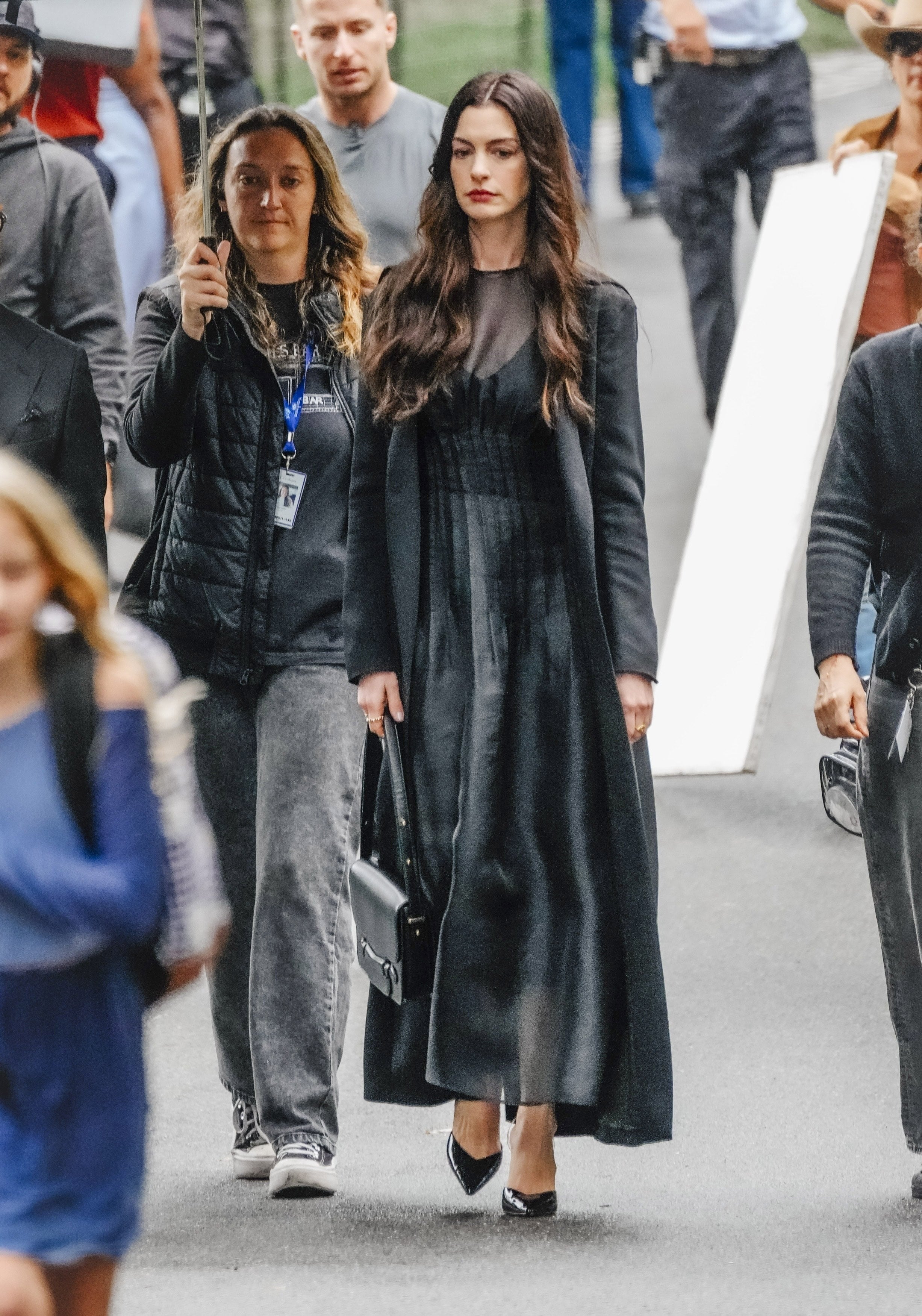 El conjunto negro superpuesto muestra elegancia austera y dramatismo contemporáneo en plena vía pública (Backgrid/The Grosby Group)