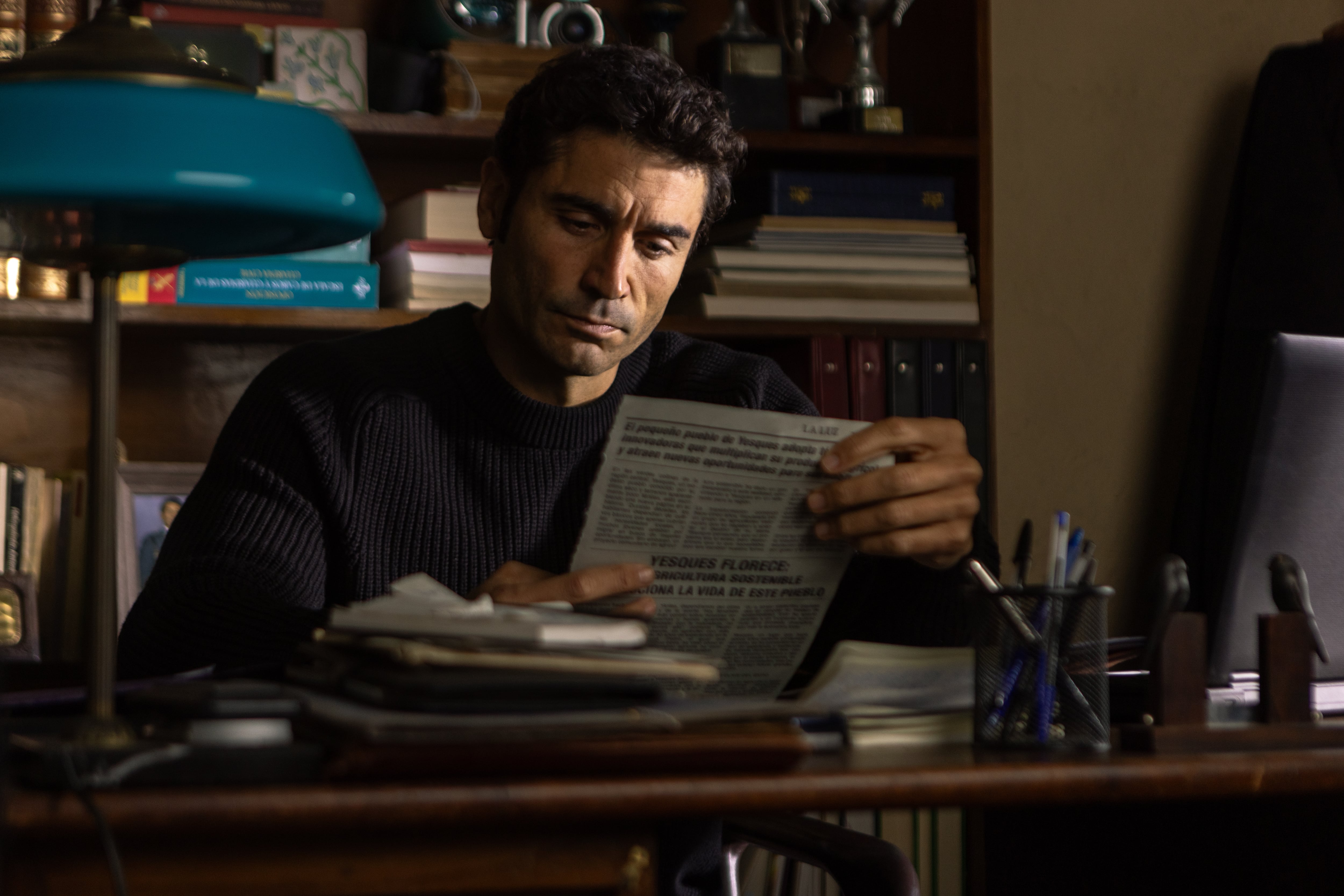 La serie, basada en la exitosa novela de Javier Castillo, explora secretos y tragedias en un pequeño pueblo marcado por desapariciones. (Crédito: Julio Vergne/Netflix © 2024)