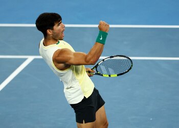 Alcaraz celebra un punto contra