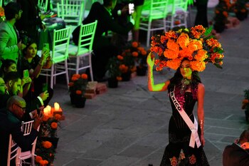 Miss Mexico María Fernanda Beltrán participa en La Gala de las Catrinas para celebrar el Día de Muertos a días de la 73a edición de Miss Universo en la Ciudad de México el 1 de noviembre de 2024. (Foto AP/Eduardo Verdugo)