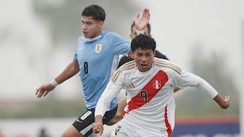 Sandro Cometivos desplegando esfuerzos contra Uruguay. - Crédito: FPF