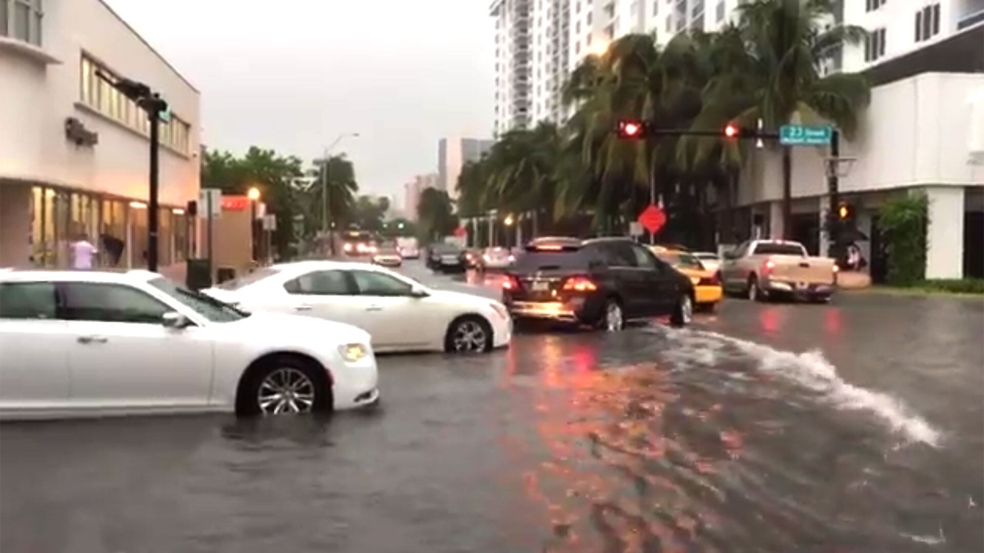 Mareas altas elevan el riesgo de inundaciones en Miami-Dade y Broward