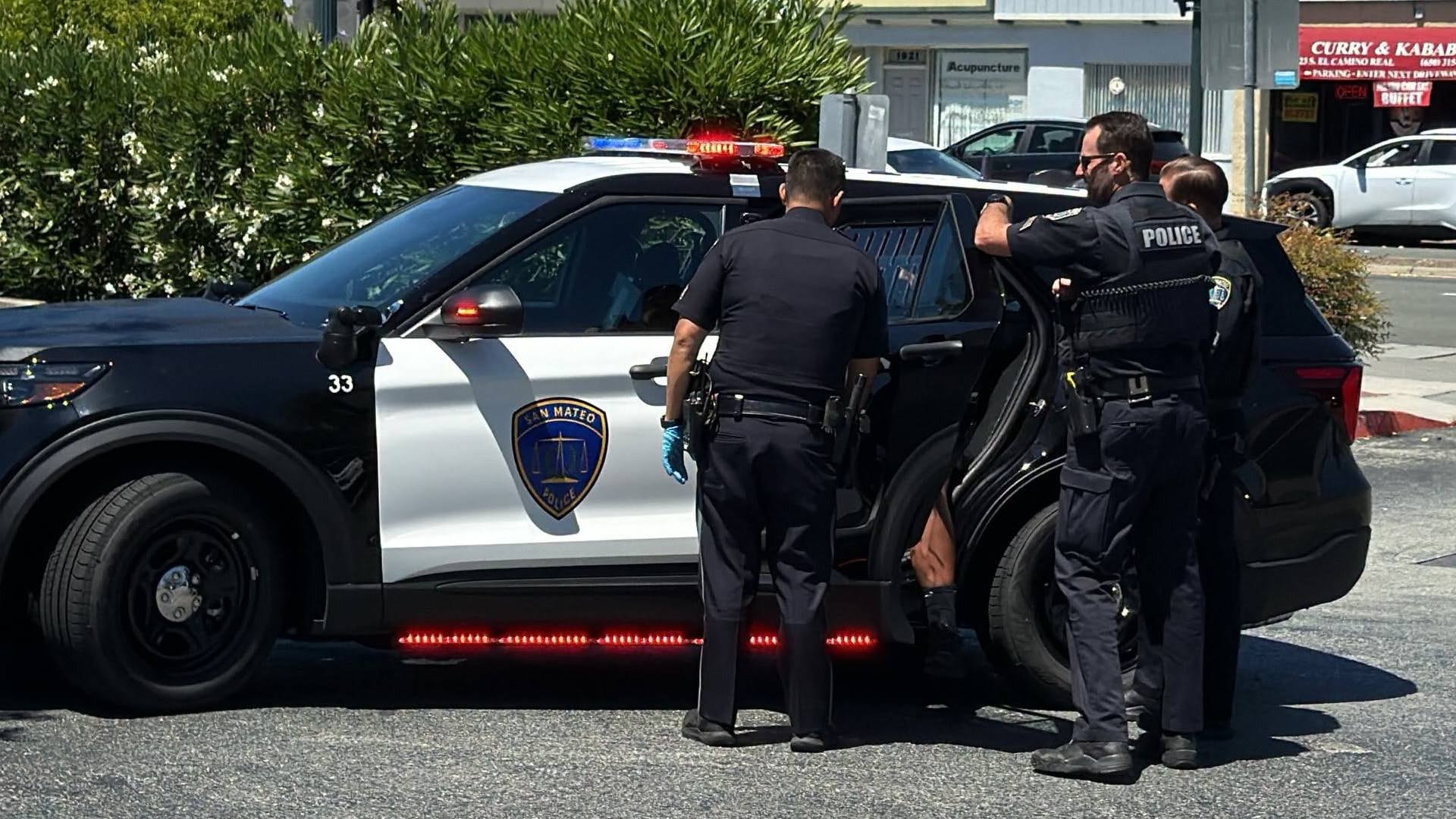 Waymo alertó al 911 después de detectar en tiempo real que dos adolescentes bebían alcohol y disparaban desde un robotaxi en San Mateo (San Mateo Police Department)