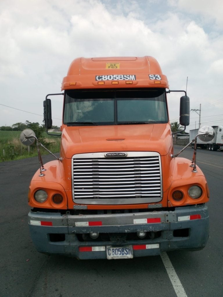 El rastreo por señal de GPS permitió a los agentes ubicar el furgón que contenía alimento concentrado procedente de Masagua. (PNC de Guatemala)