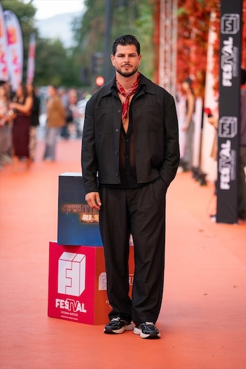 Alejandro Nieto posa en la alfombra naranja de la XVII edición del FesTVal de Vitoria. (Europa Press)