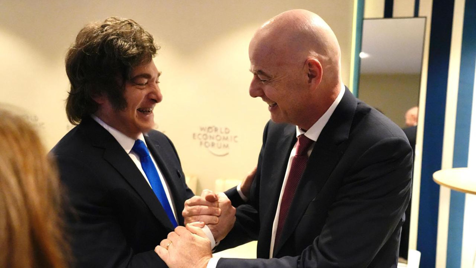 El presidente Javier Milei y la secretaria General de la Presidencia, Karina Milei, saludan al presidente de la Federación Internacional de Fútbol Asociación (FIFA), Gianni Infantino