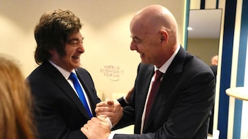 El presidente Javier Milei y la secretaria General de la Presidencia, Karina Milei, saludan al presidente de la Federación Internacional de Fútbol Asociación (FIFA), Gianni Infantino