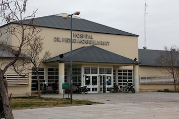La víctima fue trasladada al Hospital Pedro Moguillansky de Cipolletti, donde fue operada de urgencia
