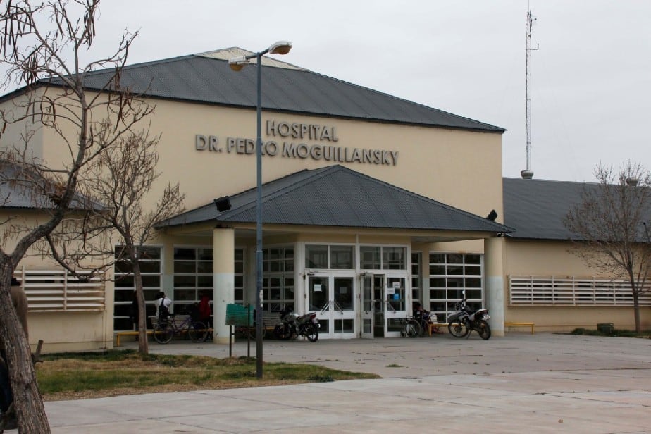 La víctima fue trasladada al Hospital Pedro Moguillansky de Cipolletti, donde fue operada de urgencia