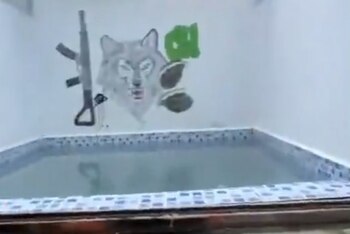 Una piscina descubierta en una