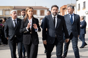 Los dirigentes del PP Carmen Fúnez y Paco Núñez asisten a la misa funeral en Urda. (EFE/Jesús Monroy)