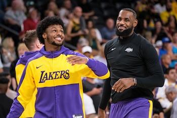 LeBron James resalta cómo la dinámica padre-hijo y el ejemplo cotidiano influyen en la formación profesional de Bronny dentro de la liga (AP/William Liang)