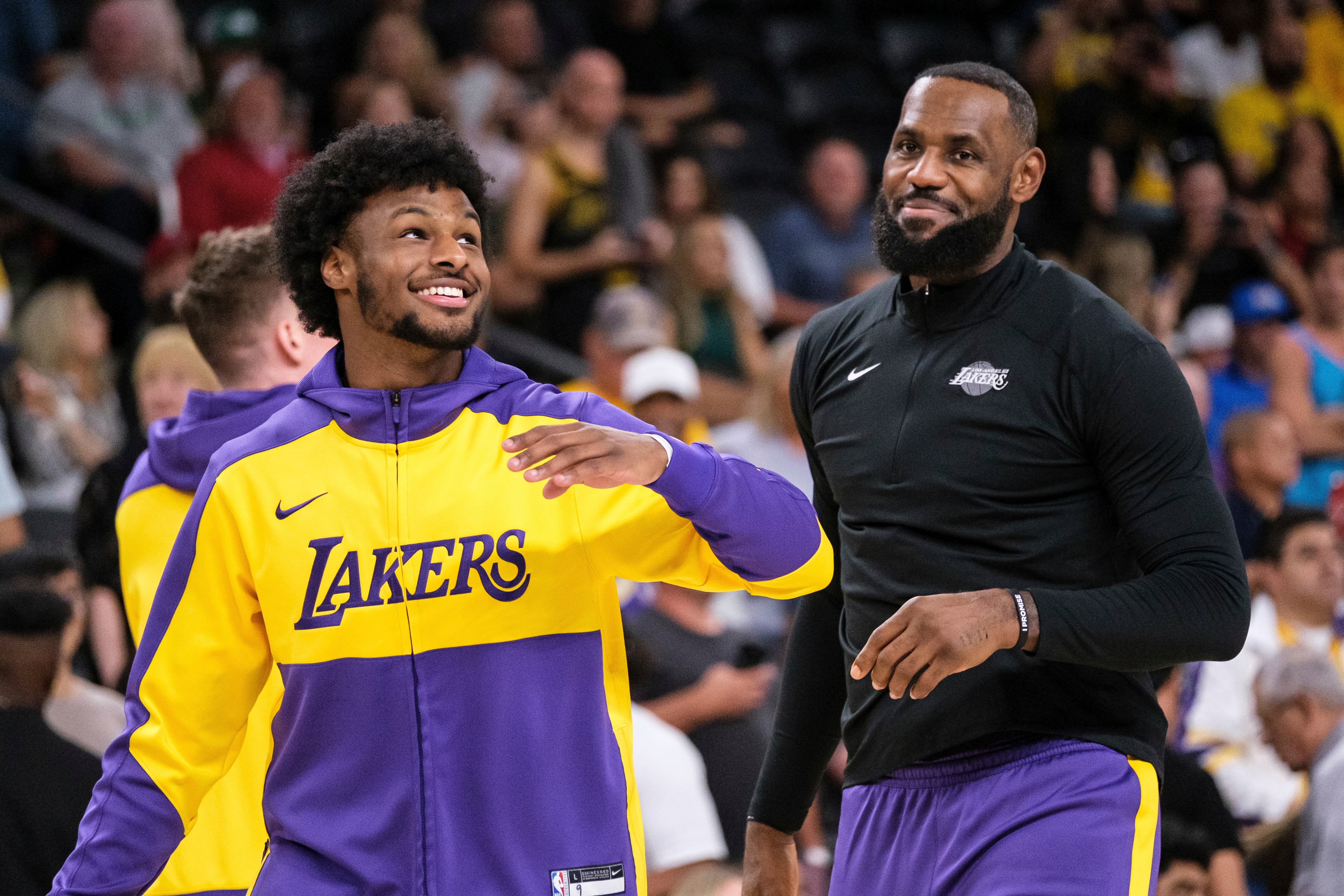 LeBron James resalta cómo la dinámica padre-hijo y el ejemplo cotidiano influyen en la formación profesional de Bronny dentro de la liga (AP/William Liang)