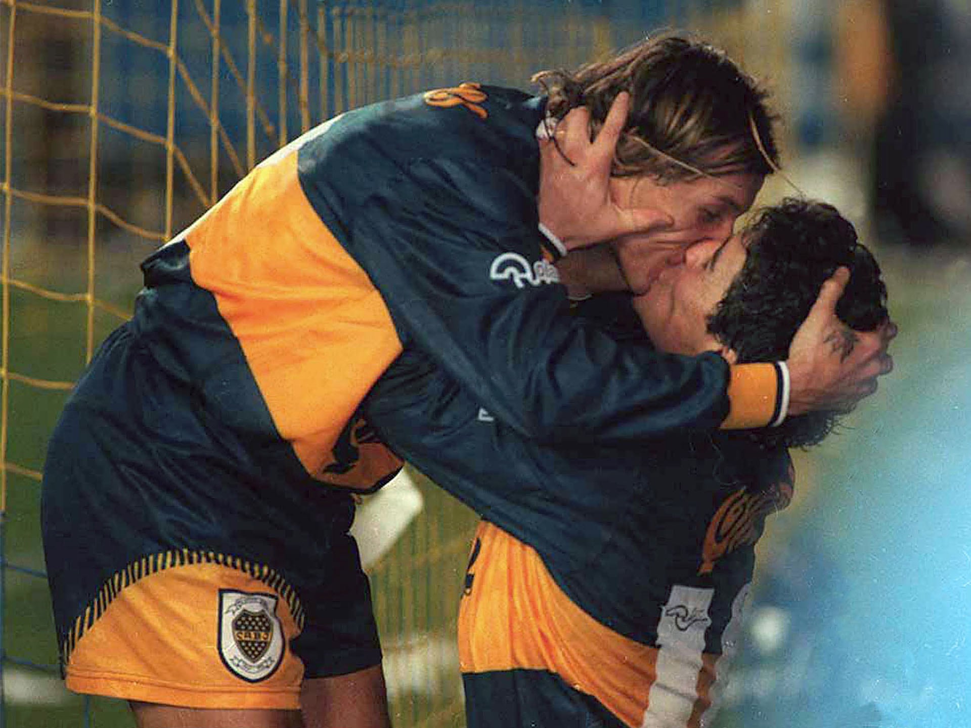 El icónico beso entre Claudio Paul Caniggia y Diego Maradona en uno de los goles de Boca Juniors en la victoria 4-1 en La Bombonera a River Plate (Crédito: Norberto González/archivo Télam)