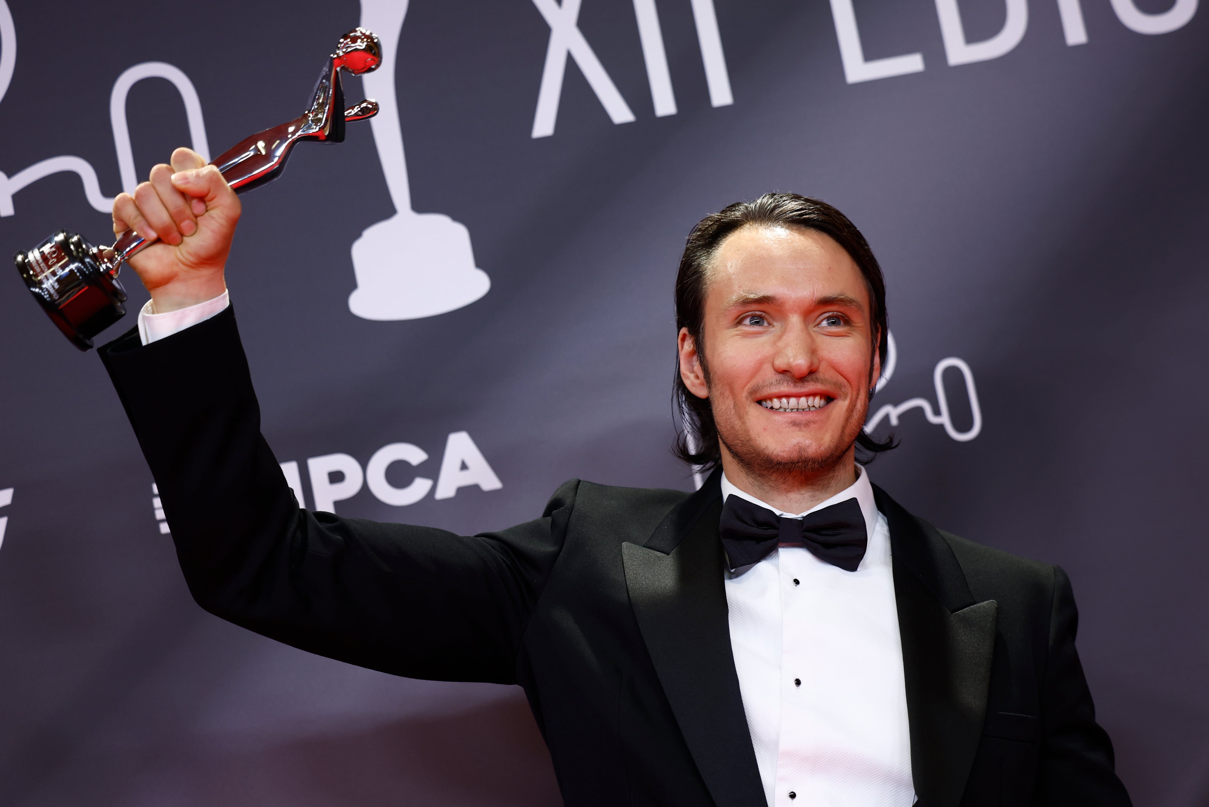 El actor colombiano Claudio Cataño posa con el galardón a mejor interpretación masculina en miniserie por su papel en Cien años de soledad, durante la entrega de los Premios Platino, galardones que celebran lo mejor del cine y televisión iberoamericano, este domingo en IFEMA, en Madrid. EFE/Daniel González