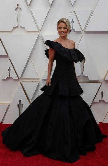 Para Laura Melpeli de Jordaan, Kelly Ripa, "optó por un diseño poco sentador para su contextura. La cantidad de volados amplios le quitó protagonismo y los volados resultaron demasiado amplios. A su vez, no la benefició usar negro cerca del rostro, hay otros tonos que resultarían más adecuados según su paleta personal"