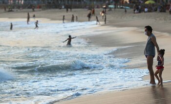 La gente disfruta de la