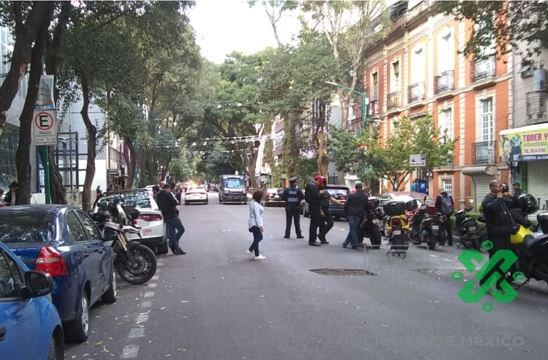 Las autoridades cerraron la calle Londres para atender el incidente (Foto: Twitter @Ovialcdmx)