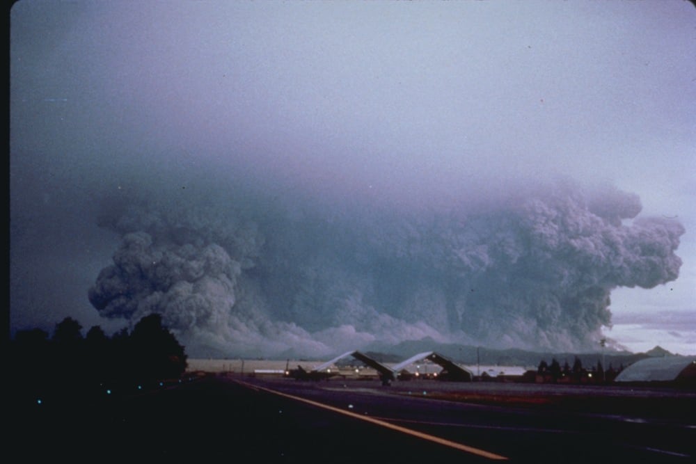 La erupción principal del Pinatubo, vista desde la base Clark el 15 de junio de 1991: lanzó ceniza hasta 35 kilómetros y formó una caldera en la cima (Wikipedia)