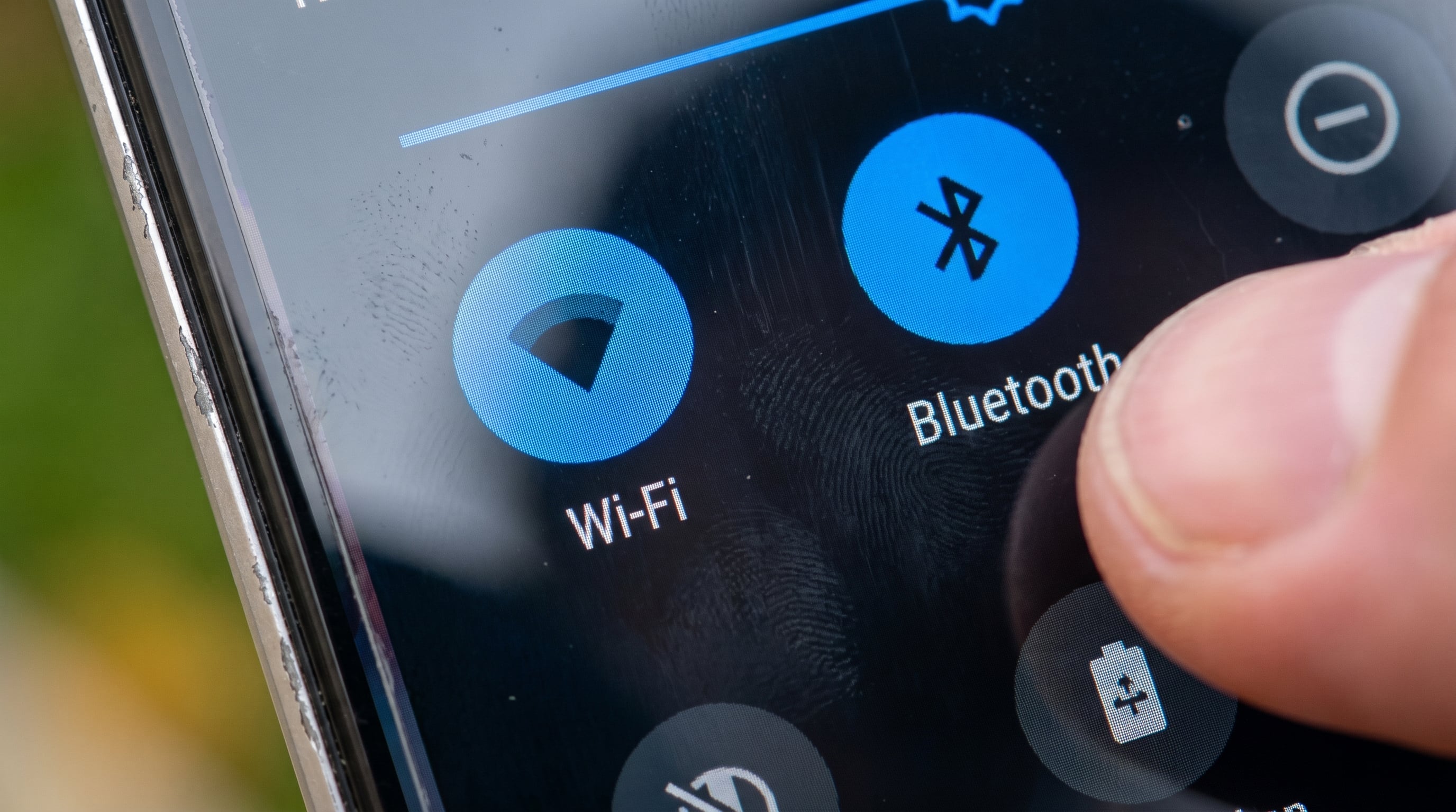 Con auriculares compatibles y Bluetooth activado, el sistema permite enviar el mismo sonido a más de un accesorio, mejorando latencia y eficiencia frente al estándar clásico, sin cables ni adaptadores adicionales - (Imagen Ilustrativa Infobae)
