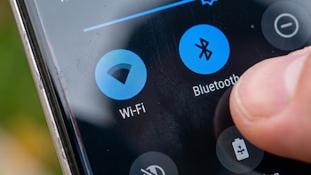 Qué peligro corres al dejar el WiFi y Bluetooth activados en centros comerciales