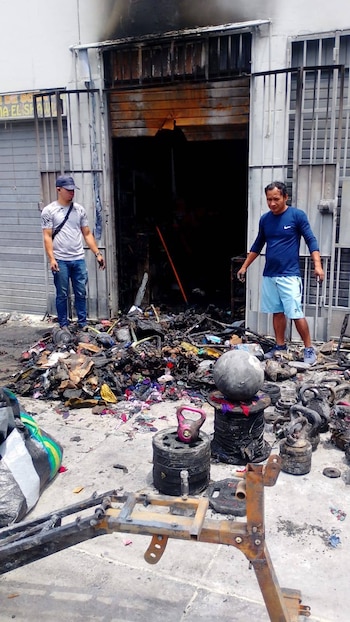 Dos hombres observan los restos