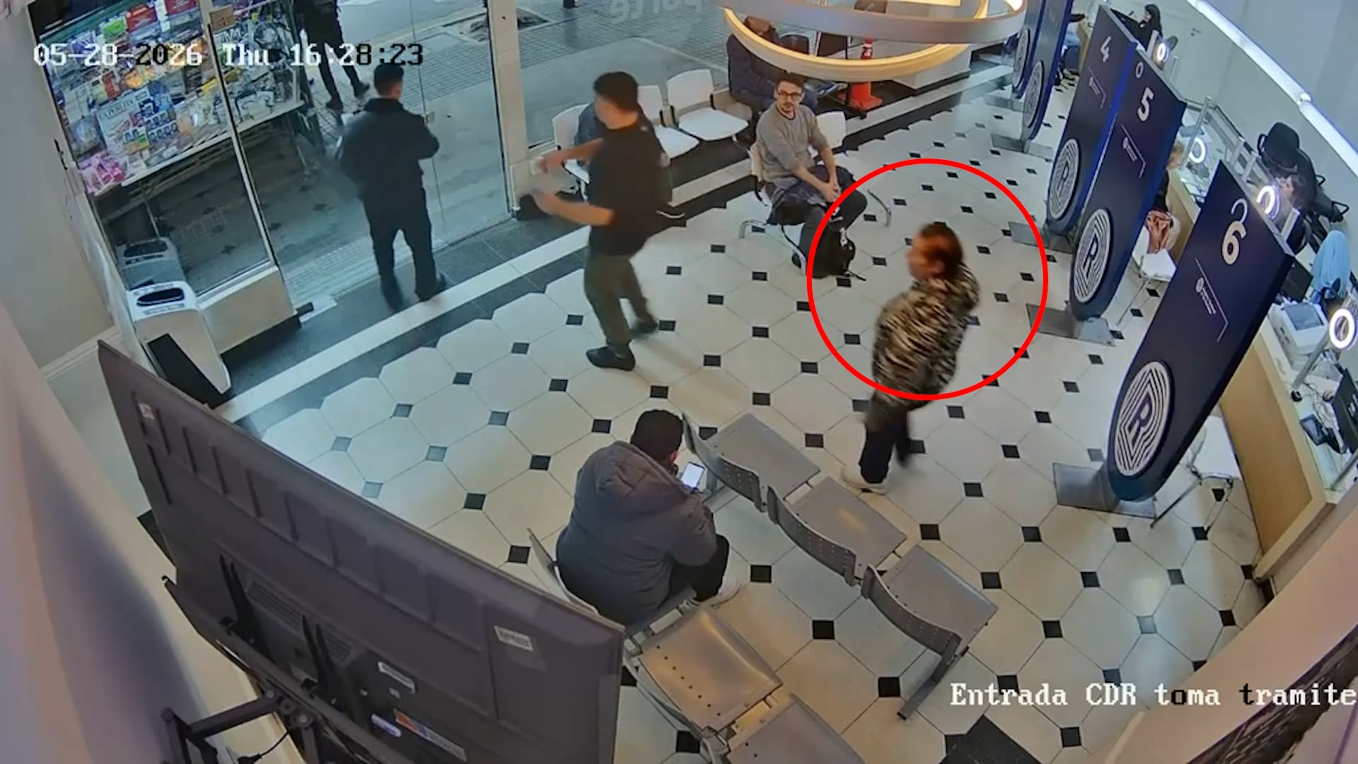 Al cabo de una media hora, Mitrovich dejó el lugar y ninguna autoridad la identificó.