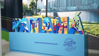 El espacio presentado por Copa Airlines integra tecnologías interactivas y audiovisuales para inspirar a los viajeros en tránsito a descubrir trece destinos atractivos de Panamá, potenciando así el turismo local mediante innovación digital aplicada (Foto cortesía Presidencia de la República)