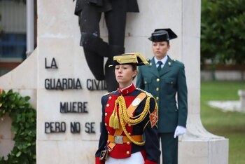 Dos guardias civiles con el
