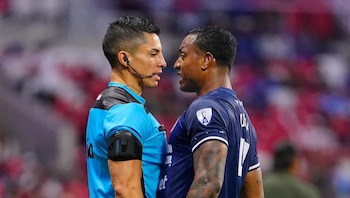 Willer Ditta, jugador colombiano, empujó al árbitro mexicano Jonathan Maximiliano Gómez - crédito Imago7