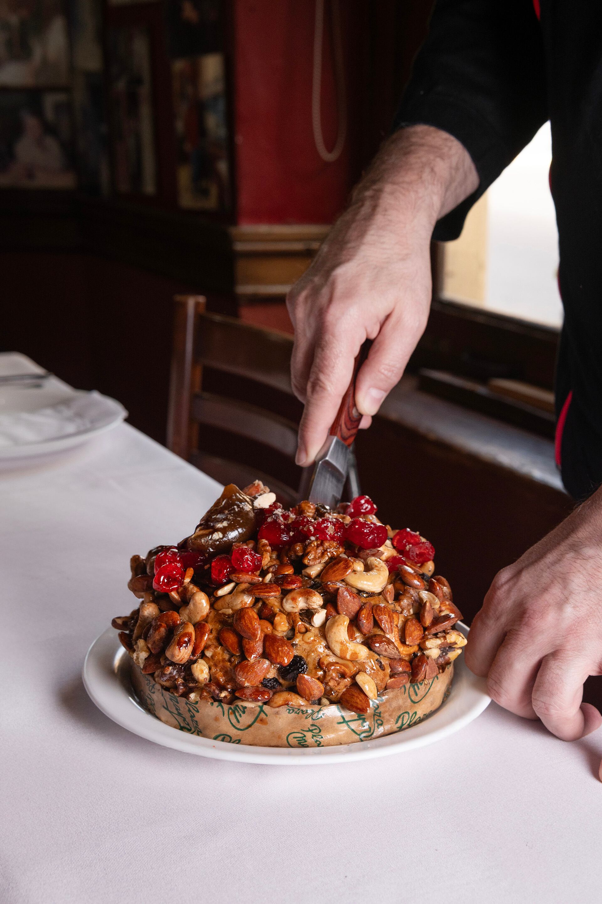 El pan dulce de Plaza Mayor está cubierto y relleno de frutas escurridas, frutos secos y pasas de uva. La receta es la misma que la madre de Ricardo, abuela de Federico, preparaba cada Navidad y Año Nuevo, y es el secreto familiar mejor guardado