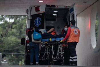 Un hombre con COVID se