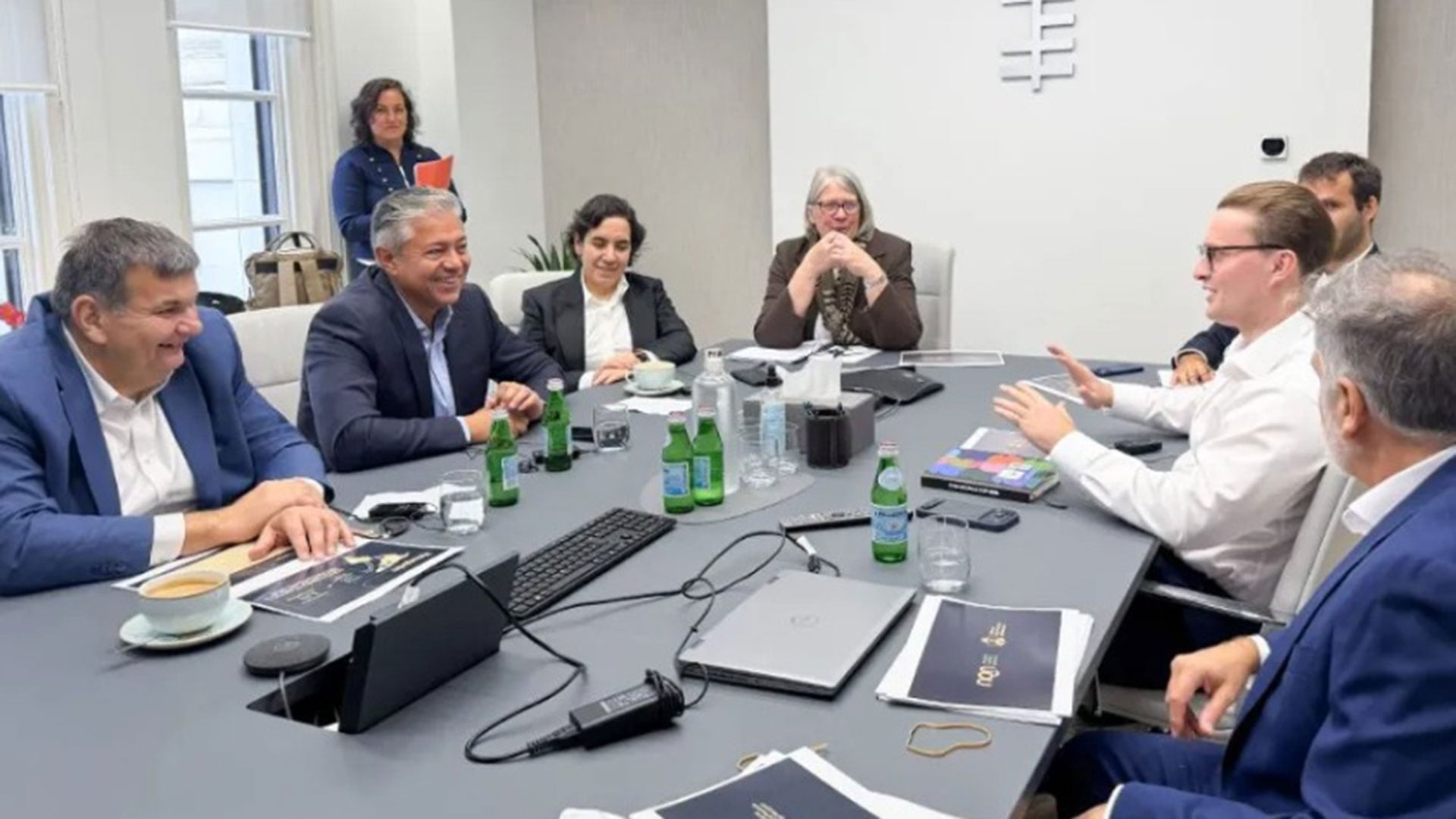 Figueroa en una de sus reuniones en Londres