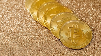 Detienen en el AICM a hombre acusado de fraude por 621 mil dólares en inversiones con criptomonedas