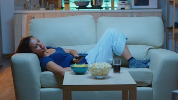 Una mujer mira la televisión