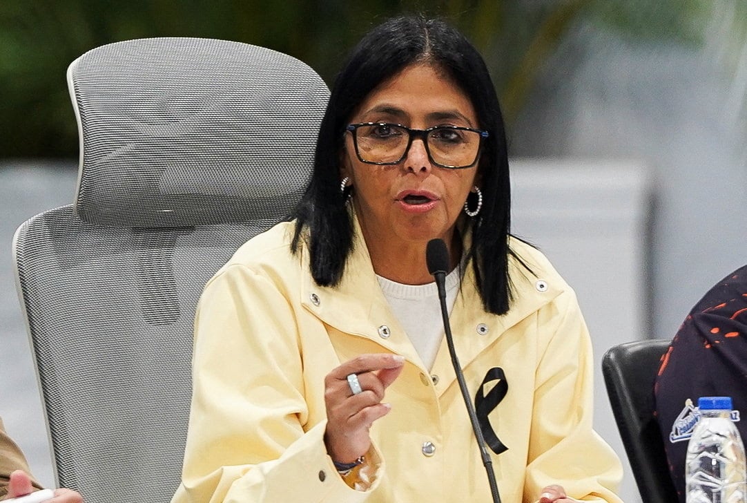 FOTO DE ARCHIVO- La presidenta encargada de Venezuela, Delcy Rodríguez, lanzó un programa de crédito social para atender a los damnificados por los dos terremotos del 24 de junio. REUTERS/Marian Carrasquero