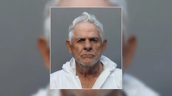 Doble crimen en Miami-Dade: arrestaron a un hombre de 79 años acusado de matar a su esposa y a su hijastro